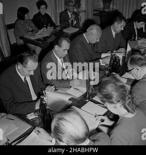 Warszawa, 1969-10-25. W Sali Kolumbnowej Centralnej Rady Zwi¹zków Zawodowych (CRZZ) w Warszawie odby³a siê miêdzynarodowa IX Conferencja Organizacji Turystycznych Pañstw Socjalistycznych. Uczestniczy³o w niej 22 delegatów z Bu³garii, Czechos³owacji, Niemieckiej Republiki Demokraticznej (NRD), Rumunii, Wêgier, Zwi¹zku Socjalistycznych Republik Sowieckich (ZSRR) oraz 38 goœci. NZ. Delegaci NRD od lewej: Erhardt Folmert, przewodnicz¹cy delegacji niemieckiej Gerhardt Mendel, t³umacz oraz cz³onek delegacji czechos³owackiej Domir Kubala. Ad PAP/Adam Urbanek Warschau, 25. Oktober 1969. Die 9th internat Stockfoto