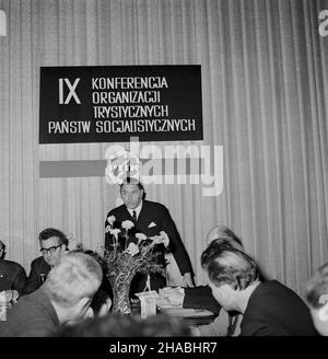 Warszawa, 1969-10-25. W Sali Kolumbnowej Centralnej Rady Zwi¹zków Zawodowych (CRZZ) w Warszawie odby³a siê miêdzynarodowa IX Conferencja Organizacji Turystycznych Pañstw Socjalistycznych. Uczestniczy³o w niej 22 delegatów z Bu³garii, Czechos³owacji, Niemieckiej Republiki Demokraticznej (NRD), Rumunii, Wêgier, Zwi¹zku Socjalistycznych Republik Sowieckich (ZSRR) oraz 38 goœci. NZ. zastêpca kierownika Wydzia³u Propagandy i Agitacji Komitetu Centralnego Polskiej Zjednoczonej Partii Robotniczej (KC PZPR) Jan Skrzypczak (L), przemawia wiceprzewodnicz¹cy G³ównego Komitetu Kultury Fizycznej i Turystyki Stockfoto