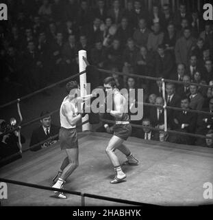 Warszawa, 1969-10-26. DLA uczczenia 25-lecia Milicji Obywatelskiej (MO) i S³u¿von Bezpieczeñstwa (SB) oraz 26 roznicy ludowego Wojska Polskiego (WP), rozegrany zosta³ w hali Gwardii towarzyski mecz bokserski miêdzy reprezentacjami WP i Gwardii. Zakoñczy³ siê on zdecydowanym zwyciêstwem Gwardii 15:5. NZ. walka piêœciarzy (w koszulkach bia³ych wystêpowali reprezentanci WP, ciemnych Gwardii). Ad PAP/Stanis³aw D¹browiecki Warschau, 26. Oktober 1969. Ein Freundschaftsspiel im Warschauer Gwardia-Saal anlässlich des 25th. Jahrestages der Volksmiliz (Polizei aus der kommunistischen Ära) und des Sicherheitsdienstes und Stockfoto