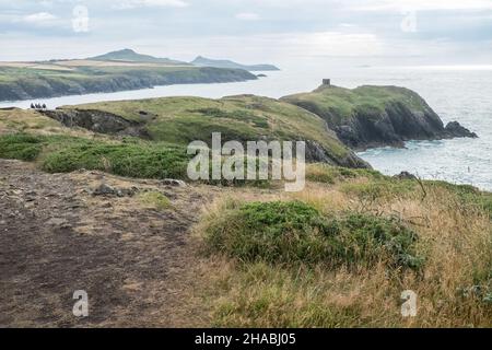 Wandern, Wanderer, Wanderer, Wandern, Wandern, Spaziergänger, auf, Pembrokeshire Coast Path,,in der Nähe, St Davids, Pfad, zwischen Porthgain, und, Abereiddy, Turm, atemberaubend, Aussicht, abgelegen, Bucht, und, Traeth Llyfn, Llyfn, Strand, Sandstrand, Pembrokeshire, Küste, Küste, Wales, Wales, Wales, Großbritannien, Großbritannien, Großbritannien, Großbritannien, Stockfoto