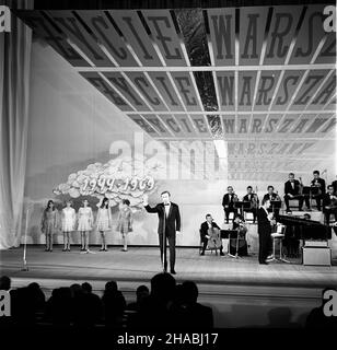 Warszawa, 1969-10-26. Dwukrotnie, po po³udniu i wieczorem w niedzielê, odby³ siê w Sali Kongressowej jubileuszowy koncert z okazji 25-lecia ¯ycia Warszawy. Wyst¹pili m.in.: Hanka Bielicka, Jerzy Ofierski, Jarema Stêpowski, Ludwik Sempoliñski, Irena Santor. Nz. Bogdan £azuka. D ie, orkiestra pod dyrekcj¹ Bogus³awa Klimczuka (P) oraz chórek towarzysz¹cy piosenkarzowi (L). Ad PAP/Stanis³aw D¹browiecki Warschau, 26. Oktober 1969. Ein Jubiläumskonzert in der Kongressowa-Halle in Warschau markiert den 25th. Jahrestag der Tageszeitung Zycie Warszawy. Auf dem Programm stehen unter anderem Hanka Bielicka, Jerzy Ofierski, Stockfoto