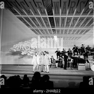 Warszawa, 1969-10-26. Dwukrotnie, po po³udniu i wieczorem w niedzielê, odby³ siê w Sali Kongressowej jubileuszowy koncert z okazji 25-lecia ¯ycia Warszawy. Wyst¹pili m.in.: Hanka Bielicka, Jerzy Ofierski, Jarema Stêpowski, Ludwik Sempoliñski, Irena Santor. NZ. chórek towarzysz¹cy piosenkarzom. D ie, orkiestra pod dyrekcj¹ Bogus³awa Klimczuka. Ad PAP/Stanis³aw D¹browiecki Warschau, 26. Oktober 1969. Ein Jubiläumskonzert in der Kongressowa-Halle in Warschau markiert den 25th. Jahrestag der Tageszeitung Zycie Warszawy. Auf dem Programm stehen unter anderem Hanka Bielicka, Jerzy Ofierski, Jarema Stepowski, Ludwik Sem Stockfoto