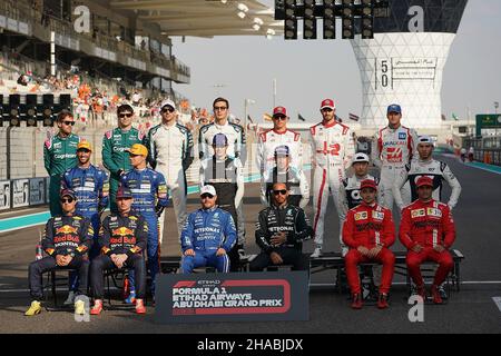 12. Dezember 2021, Vereinigte Arabische Emirate, Abu Dhabi: Motorsport: Formel-1-Weltmeisterschaft, Abu Dhabi Grand Prix, Rennen. Letztes Foto der Saison 2021: Obere Reihe von links nach rechts: Sebastian Vettel aus Deutschland vom Team Aston Martin, Lance Stroll aus Kanada vom Team Aston Martin, Nicolas Latifif aus Kanada vom Team Williams, George Russel aus Großbritannien vom Team Williams, Kimi Räikkönen aus Finnland vom Team Alfa Romeo, Antonio Giovinazzi aus Italien vom Team Alfa Romeo, Mick Schumacher aus Deutschland vom Team Haas. Mittlere Reihe von links nach rechts: Daniel Riccardo aus Australien vom Team McLaren, L Stockfoto