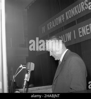 Warszawa, 1969-10-30. Rozdanie nagród w IV Krajowym Konkursie Oszczêdnoœci Paliw i Energii, w siedzibie Centralnego Komitetu Planowania przy Radzie Ministrów, przy placu Trzech Krzy¿y. Nz. Piotr Jaroszewicz, wicepremier i przewodnicz¹cy Komitetu Ekonomicznego Rady Ministrów, wyg³asza przemówienie. mb PAP/Boles³aw Miedza Warschau, 30. Oktober 1969. Preisverleihung beim Nationalen Wettbewerb für Kraftstoff- und Energieeinsparungen 4th im Zentralausschuss des Ministerrats auf dem Trzech Krzyzy-Platz. Im Bild: Piotr Jaroszewicz, stellvertretender Ministerpräsident und Leiter des Ministerrats Stockfoto