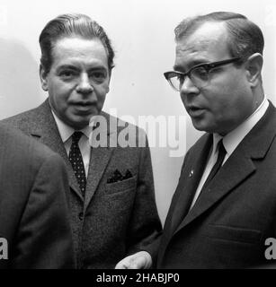 Warszawa, 1969-10-30. W siedzibie Zarz¹du G³ównego Towarzystwa PrzyjaŸni Polsko - Radzieckiej (TPPR) odby³a siê uroczystoœæ wrêczenia piêædziesiêciu trzem radzieckim dzia³aczom spo³ecznym i kulturalnym - znanym artystom i pisarzom przyby³ym do Polski z okazji dni Kultury RFSRR - z³otych odznak honorowych TPPR. NZ. po lewej rosyjski aktor estradowy Arkadij Rajkin. Ad PAP/Boles³aw Miedza Warschau, 30. Oktober 1969. 53 sowjetische Gemeinschafts- und Kulturaktivisten, bekannte Künstler und Schriftsteller kamen im Zusammenhang mit den Kulturtagen der Föderation der Sozialistischen Sowjetrepublik nach Polen Stockfoto