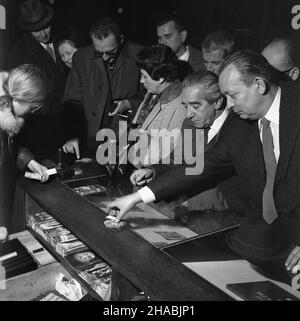 Wieliczka, 1969-10-30. Delegaci na IX Konferencjê Organizacji Turystycznych Krajów Socjalistycznych w czasie zwiedzania muzeum i kopalni soli w Wieliczce. Ad PAP/Andrzej Piotrowski Wieliczka, 30. Oktober 1969. Delegierte für die Konferenz der Tourismusorganisationen der sozialistischen Länder 9th, die das Museum und das Salzbergwerk in Wieliczka besuchen. Ad PAP/Andrzej Piotrowski Stockfoto