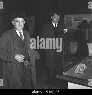 Wieliczka, 1969-10-30. Delegaci na IX Konferencjê Organizacji Turystycznych Krajów Socjalistycznych w czasie zwiedzania muzeum i kopalni soli w Wieliczce. Ad PAP/Andrzej Piotrowski Wieliczka, 30. Oktober 1969. Delegierte für die Konferenz der Tourismusorganisationen der sozialistischen Länder 9th, die das Museum und das Salzbergwerk in Wieliczka besuchen. Ad PAP/Andrzej Piotrowski Stockfoto