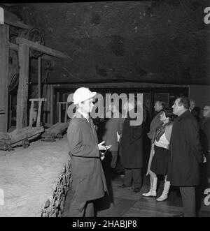 Wieliczka, 1969-10-30. Delegaci na IX Konferencjê Organizacji Turystycznych Krajów Socjalistycznych w czasie zwiedzania muzeum i kopalni soli w Wieliczce. Ad PAP/Andrzej Piotrowski Wieliczka, 30. Oktober 1969. Delegierte für die Konferenz der Tourismusorganisationen der sozialistischen Länder 9th, die das Museum und das Salzbergwerk in Wieliczka besuchen. Ad PAP/Andrzej Piotrowski Stockfoto