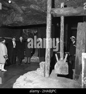 Wieliczka, 1969-10-30. Delegaci na IX Konferencjê Organizacji Turystycznych Krajów Socjalistycznych w czasie zwiedzania muzeum i kopalni soli w Wieliczce. Ad PAP/Andrzej Piotrowski Wieliczka, 30. Oktober 1969. Delegierte für die Konferenz der Tourismusorganisationen der sozialistischen Länder 9th, die das Museum und das Salzbergwerk in Wieliczka besuchen. Ad PAP/Andrzej Piotrowski Stockfoto