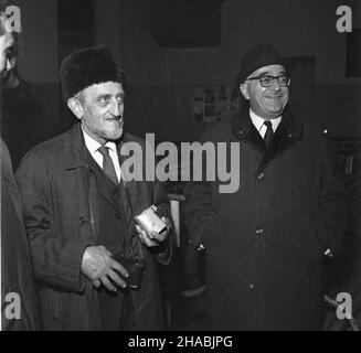 Wieliczka, 1969-10-30. Delegaci na IX Konferencjê Organizacji Turystycznych Krajów Socjalistycznych w czasie zwiedzania muzeum i kopalni soli w Wieliczce. Ad PAP/Andrzej Piotrowski Wieliczka, 30. Oktober 1969. Delegierte für die Konferenz der Tourismusorganisationen der sozialistischen Länder 9th, die das Museum und das Salzbergwerk in Wieliczka besuchen. Ad PAP/Andrzej Piotrowski Stockfoto