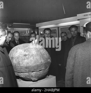 Wieliczka, 1969-10-30. Delegaci na IX Konferencjê Organizacji Turystycznych Krajów Socjalistycznych w czasie zwiedzania muzeum i kopalni soli w Wieliczce. Ad PAP/Andrzej Piotrowski Wieliczka, 30. Oktober 1969. Delegierte für die Konferenz der Tourismusorganisationen der sozialistischen Länder 9th, die das Museum und das Salzbergwerk in Wieliczka besuchen. Ad PAP/Andrzej Piotrowski Stockfoto