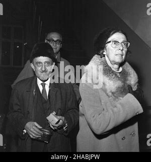 Wieliczka, 1969-10-30. Delegaci na IX Konferencjê Organizacji Turystycznych Krajów Socjalistycznych w czasie zwiedzania muzeum i kopalni soli w Wieliczce. Ad PAP/Andrzej Piotrowski Wieliczka, 30. Oktober 1969. Delegierte für die Konferenz der Tourismusorganisationen der sozialistischen Länder 9th, die das Museum und das Salzbergwerk in Wieliczka besuchen. Ad PAP/Andrzej Piotrowski Stockfoto