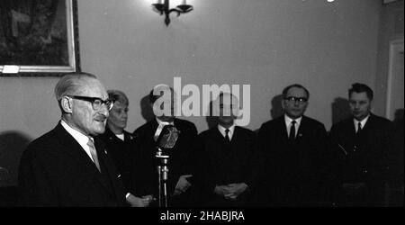 Warszawa, 1969-10-30. W siedzibie Zarz¹du G³ównego Towarzystwa PrzyjaŸni Polsko - Radzieckiej (TPPR) odby³a siê uroczystoœæ wrêczenia piêædziesiêciu trzem radzieckim dzia³aczom spo³ecznym i kulturalnym - znanym artystom i pisarzom przyby³ym do Polski z okazji dni Kultury RFSRR - z³otych odznak honorowych TPPR. NZ. od lewej: prof. Janusz Groszkowski, cz³onek Rady Pañstwa Eugenia Krassowska, cz³onek Rady Pañstwa Józef Ozga - Michalski, ambasador Zwi¹zku Socjalistycznych Republik Radzieckich w Polsce Awierkij Aristow, wiceprzewodnicz¹cy Zarz¹du G³ównego TPPR Ignacy Loga - Sowiñski, wicepremier RF Stockfoto