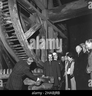 Wieliczka, 1969-10-30. Delegaci na IX Konferencjê Organizacji Turystycznych Krajów Socjalistycznych w czasie zwiedzania muzeum i kopalni soli w Wieliczce. Ad PAP/Andrzej Piotrowski Wieliczka, 30. Oktober 1969. Delegierte für die Konferenz der Tourismusorganisationen der sozialistischen Länder 9th, die das Museum und das Salzbergwerk in Wieliczka besuchen. Ad PAP/Andrzej Piotrowski Stockfoto