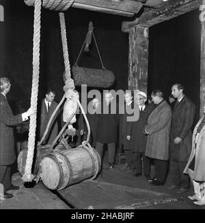 Wieliczka, 1969-10-30. Delegaci na IX Konferencjê Organizacji Turystycznych Krajów Socjalistycznych w czasie zwiedzania muzeum i kopalni soli w Wieliczce. Ad PAP/Andrzej Piotrowski Wieliczka, 30. Oktober 1969. Delegierte für die Konferenz der Tourismusorganisationen der sozialistischen Länder 9th, die das Museum und das Salzbergwerk in Wieliczka besuchen. Ad PAP/Andrzej Piotrowski Stockfoto