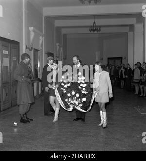 Warszawa, 1969-10-30. W siedzibie Szko³y G³ównej Gospodarstwa Wiejskiego (SGGW) oby³a siê uroczystoœæ z³o¿enia wieñców pod tablic¹ pami¹tkow¹ ufundowan¹ przez wychowanków uczelni ku czci poleg³ych i pomordowanych w czasie II wojny œwiatowej profesorów, studentów i wychowanków SGGW. Ad PAP/Boles³aw Miedza Warschau, 30. Oktober 1969. Eine Kranzniederlegung auf einer Gedenktafel, die an die im Jahr WW2 ermordeten und gefallenen Professoren und Studenten erinnert. Die Gedenktafel wurde von Schülern der Hauptschule für Landwirtschaft (SGGW) in Warschau gegründet. Ad PAP/Boleslaw Miedza Stockfoto