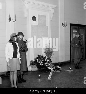 Warszawa, 1969-10-30. W siedzibie Szko³y G³ównej Gospodarstwa Wiejskiego (SGGW) oby³a siê uroczystoœæ z³o¿enia wieñców pod tablic¹ pami¹tkow¹ ufundowan¹ przez wychowanków uczelni ku czci poleg³ych i pomordowanych w czasie II wojny œwiatowej profesorów, studentów i wychowanków SGGW. Ad PAP/Boles³aw Miedza Warschau, 30. Oktober 1969. Eine Kranzniederlegung auf einer Gedenktafel, die an die im Jahr WW2 ermordeten und gefallenen Professoren und Studenten erinnert. Die Gedenktafel wurde von Schülern der Hauptschule für Landwirtschaft (SGGW) in Warschau gegründet. Ad PAP/Boleslaw Miedza Stockfoto