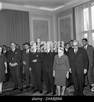 Warszawa, 1969-10-30. Uroczyste wrêczenie megali w ambasadzie wêgierskiej z okazji 50-lecia Rewolucji Wêgierskiej. Na uroczystoœæ przybyli przedstawiciele Zwi¹zku Bojowników o Wolnoœæ i Demokracjê (ZBoWiD) oraz Komitetu Warszawskiego Polskiej Zjednoczonej Partii Robotniczej (PZPR) z i sekretarzem Komitetu Wojewódzkiego w Warszawie Józefem Kêp¹. Medale Pami¹tkowe Wêgierskiej Republiki Ludowej z okazji 50-lecia Rewolucji Wêgierskiej otrzymali: Edmud Semil i Stefan Brodowicz. NZ. w pierwszym rzêdzie od prawej: Edmud Semil z ¿on¹, sekretarz generalny ZBoWiD Kazimierz Rusinek, wiceprezes Zarz¹du G³ Stockfoto