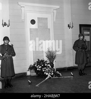 Warszawa, 1969-10-30. W siedzibie Szko³y G³ównej Gospodarstwa Wiejskiego (SGGW) oby³a siê uroczystoœæ z³o¿enia wieñców pod tablic¹ pami¹tkow¹ ufundowan¹ przez wychowanków uczelni ku czci poleg³ych i pomordowanych w czasie II wojny œwiatowej profesorów, studentów i wychowanków SGGW. Ad PAP/Boles³aw Miedza Warschau, 30. Oktober 1969. Eine Kranzniederlegung auf einer Gedenktafel, die an die im Jahr WW2 ermordeten und gefallenen Professoren und Studenten erinnert. Die Gedenktafel wurde von Schülern der Hauptschule für Landwirtschaft (SGGW) in Warschau gegründet. Ad PAP/Boleslaw Miedza Stockfoto