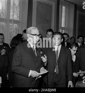 Warszawa, 1969-10-30. Uroczyste wrêczenie megali w ambasadzie wêgierskiej z okazji 50-lecia Rewolucji Wêgierskiej. Na uroczystoœæ przybyli przedstawiciele Zwi¹zku Bojowników o Wolnoœæ i Demokracjê (ZBoWiD) oraz Komitetu Warszawskiego Polskiej Zjednoczonej Partii Robotniczej (PZPR) z i sekretarzem Komitetu Wojewódzkiego w Warszawie Józefem Kêp¹. Medale Pami¹tkowe Wêgierskiej Republiki Ludowej z okazji 50-lecia Rewolucji Wêgierskiej otrzymali: Edmud Semil i Stefan Brodowicz. NZ. Przemawia Edmud Semil. Ad PAP/Boles³aw Miedza Warschau, 30. Oktober 1969. Eine Gala-Medaillenvergabe im Hungari Stockfoto