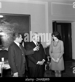 Warszawa, 1969-10-30. Uroczyste wrêczenie megali w ambasadzie wêgierskiej z okazji 50-lecia Rewolucji Wêgierskiej. Na uroczystoœæ przybyli przedstawiciele Zwi¹zku Bojowników o Wolnoœæ i Demokracjê (ZBoWiD) oraz Komitetu Warszawskiego Polskiej Zjednoczonej Partii Robotniczej (PZPR) z i sekretarzem Komitetu Wojewódzkiego w Warszawie Józefem Kêp¹. Medale Pami¹tkowe Wêgierskiej Republiki Ludowej z okazji 50-lecia Rewolucji Wêgierskiej otrzymali: Edmud Semil i Stefan Brodowicz. NZ. Przemawia ambasador Wêgier. Ad PAP/Boles³aw Miedza Warschau, 30. Oktober 1969. Eine Gala zur Verleihung der Medaille im Hu Stockfoto