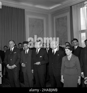 Warszawa, 1969-10-30. Uroczyste wrêczenie megali w ambasadzie wêgierskiej z okazji 50-lecia Rewolucji Wêgierskiej. Na uroczystoœæ przybyli przedstawiciele Zwi¹zku Bojowników o Wolnoœæ i Demokracjê (ZBoWiD) oraz Komitetu Warszawskiego Polskiej Zjednoczonej Partii Robotniczej (PZPR) z i sekretarzem Komitetu Wojewódzkiego w Warszawie Józefem Kêp¹. Medale Pami¹tkowe Wêgierskiej Republiki Ludowej z okazji 50-lecia Rewolucji Wêgierskiej otrzymali: Edmud Semil i Stefan Brodowicz. NZ. w pierwszym rzêdzie m.in.: sekretarz generalny ZBoWiD Kazimierz Rusinek (2P), wiceprezes Zarz¹du G³ównego ZBoWiD W³odz Stockfoto