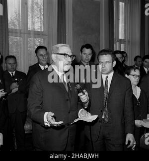 Warszawa, 1969-10-30. Uroczyste wrêczenie megali w ambasadzie wêgierskiej z okazji 50-lecia Rewolucji Wêgierskiej. Na uroczystoœæ przybyli przedstawiciele Zwi¹zku Bojowników o Wolnoœæ i Demokracjê (ZBoWiD) oraz Komitetu Warszawskiego Polskiej Zjednoczonej Partii Robotniczej (PZPR) z i sekretarzem Komitetu Wojewódzkiego w Warszawie Józefem Kêp¹. Medale Pami¹tkowe Wêgierskiej Republiki Ludowej z okazji 50-lecia Rewolucji Wêgierskiej otrzymali: Edmud Semil i Stefan Brodowicz. NZ. Przemawia Edmud Semil. Ad PAP/Boles³aw Miedza Warschau, 30. Oktober 1969. Eine Gala-Medaillenvergabe im Hungari Stockfoto