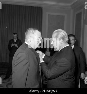 Warszawa, 1969-10-30. Uroczyste wrêczenie megali w ambasadzie wêgierskiej z okazji 50-lecia Rewolucji Wêgierskiej. Na uroczystoœæ przybyli przedstawiciele Zwi¹zku Bojowników o Wolnoœæ i Demokracjê (ZBoWiD) oraz Komitetu Warszawskiego Polskiej Zjednoczonej Partii Robotniczej (PZPR) z i sekretarzem Komitetu Wojewódzkiego w Warszawie Józefem Kêp¹. Medale Pami¹tkowe Wêgierskiej Republiki Ludowej z okazji 50-lecia Rewolucji Wêgierskiej otrzymali: Edmud Semil i Stefan Brodowicz. NZ. ambasador dekoruje Stefana Brodowicza. Ad PAP/Boles³aw Miedza Warschau, 30. Oktober 1969. Eine Gala-Medaillenvergabe Stockfoto