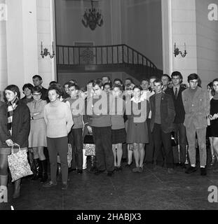 Warszawa, 1969-10-30. W siedzibie Szko³y G³ównej Gospodarstwa Wiejskiego (SGGW) oby³a siê uroczystoœæ z³o¿enia wieñców pod tablic¹ pami¹tkow¹ ufundowan¹ przez wychowanków uczelni ku czci poleg³ych i pomordowanych w czasie II wojny œwiatowej profesorów, studentów i wychowanków SGGW. Ad PAP/Boles³aw Miedza Warschau, 30. Oktober 1969. Eine Kranzniederlegung auf einer Gedenktafel, die an die im Jahr WW2 ermordeten und gefallenen Professoren und Studenten erinnert. Die Gedenktafel wurde von Schülern der Hauptschule für Landwirtschaft (SGGW) in Warschau gegründet. Ad PAP/Boleslaw Miedza Stockfoto