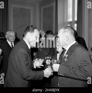 Warszawa, 1969-10-30. Uroczyste wrêczenie megali w ambasadzie wêgierskiej z okazji 50-lecia Rewolucji Wêgierskiej. Na uroczystoœæ przybyli przedstawiciele Zwi¹zku Bojowników o Wolnoœæ i Demokracjê (ZBoWiD) oraz Komitetu Warszawskiego Polskiej Zjednoczonej Partii Robotniczej (PZPR) z i sekretarzem Komitetu Wojewódzkiego w Warszawie Józefem Kêp¹. Medale Pami¹tkowe Wêgierskiej Republiki Ludowej z okazji 50-lecia Rewolucji Wêgierskiej otrzymali: Edmud Semil i Stefan Brodowicz. NZ. od prawej: Stefan Brodowicz z ¿on¹, wiceprezes Zarz¹du G³ównego ZBoWiD W³odzimierz Lechowicz. D ie Sekretarz allgemein Stockfoto