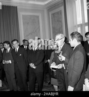 Warszawa, 1969-10-30. Uroczyste wrêczenie megali w ambasadzie wêgierskiej z okazji 50-lecia Rewolucji Wêgierskiej. Na uroczystoœæ przybyli przedstawiciele Zwi¹zku Bojowników o Wolnoœæ i Demokracjê (ZBoWiD) oraz Komitetu Warszawskiego Polskiej Zjednoczonej Partii Robotniczej (PZPR) z i sekretarzem Komitetu Wojewódzkiego w Warszawie Józefem Kêp¹. Medale Pami¹tkowe Wêgierskiej Republiki Ludowej z okazji 50-lecia Rewolucji Wêgierskiej otrzymali: Edmud Semil i Stefan Brodowicz. NZ. w pierwszym rzêdzie od prawej: Edmud Semil (przemawia) z ¿on¹, sekretarz generalny ZBoWiD Kazimierz Rusinek, wicepreze Stockfoto