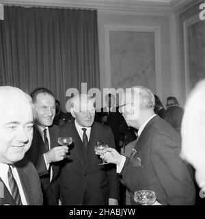 Warszawa, 1969-10-30. Uroczyste wrêczenie megali w ambasadzie wêgierskiej z okazji 50-lecia Rewolucji Wêgierskiej. Na uroczystoœæ przybyli przedstawiciele Zwi¹zku Bojowników o Wolnoœæ i Demokracjê (ZBoWiD) oraz Komitetu Warszawskiego Polskiej Zjednoczonej Partii Robotniczej (PZPR) z i sekretarzem Komitetu Wojewódzkiego w Warszawie Józefem Kêp¹. Medale Pami¹tkowe Wêgierskiej Republiki Ludowej z okazji 50-lecia Rewolucji Wêgierskiej otrzymali: Edmud Semil i Stefan Brodowicz. NZ. od prawej: Edmud Semil, sekretarz generalny ZBoWiD Kazimierz Rusinek, wiceprezes Zarz¹du G³ównego ZBoWiD W³odzimierz L Stockfoto