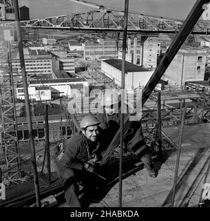 Jastrzêbie Zdrój, 1969-11-01. Koñcowa faza budowy Kopalni Wêgla Kamiennego Zofiówka (od 1974 roku nosz¹cej miano Manifest Lipcowy), oddanej do U¿ytku 4 grudnia 1969 roku. Robotnicy na rusztowaniach. mb PAP/Stanis³aw Jakubowski Jastrzebie Zdroj, 1. November 1969. Die letzte Phase des Baus der Steinkohlemine Zofiowka (ab 1974 nach dem Juli-Manifest benannt). Die Inbetriebnahme fand am 4. Dezember 1969 statt. Arbeiter auf dem Gerüst. mb PAP/Stanislaw Jakubowski Stockfoto