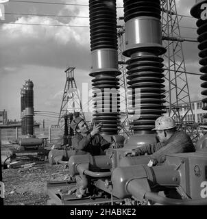 Jastrzêbie Zdrój, 1969-11-01. Budowa Kopalni Wêgla Kamiennego Borynia, oddanej do U¿ytku 4 grudnia 1971 roku. Robotnicy montuj¹ izolatory energyczne. mb PAP/Stanis³aw Jakubowski Jastrzebie Zdroj, 1. November 1969. Der Bau der Steinkohlemine Borynia. Die Inbetriebnahme fand am 4. Dezember 1971 statt. Arbeiter überfallen Stromisolatoren. mb PAP/Stanislaw Jakubowski Stockfoto