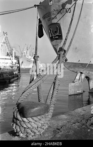 Gdynia, 1969-11. Port gdyñski. NZ. Rufa drobnicowca M/S (Motorschiff) Marceli Nowotko, wybudowanego w Stoczni Gdañskiej w 1956 roku, zez³omowanego w roku 1990. D ie Drobnicowiec M/S Henryk Jendza. mb PAP/Janusz Uklejewski Dok³adny dzieñ wydarzenia nieustalony. Gdynia, 1969. November. Gdynia Hafen. Im Bild: stern des Stückgutfrachters M/S Marceli Nowotko, der 1956 in der Danziger Werft gebaut und 1990 verschrottet wurde. Hinten - M/S Henryk Jendza General Cargo Carrier. mb PAP/Janusz Uklejewski Stockfoto