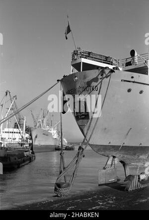 Gdynia, 1969-11. Port gdyñski. NZ. Rufa drobnicowca M/S (Motorschiff) Marceli Nowotko, wybudowanego w Stoczni Gdañskiej w 1956 roku, zez³omowanego w roku 1990. D ie Drobnicowiec M/S Henryk Jendza. mb PAP/Janusz Uklejewski Dok³adny dzieñ wydarzenia nieustalony. Gdynia, 1969. November. Gdynia Hafen. Im Bild: stern der Stückgutfrachter MS Marceli Nowotko, der 1956 in der Danziger Werft gebaut und 1990 verschrottet wurde. Im hinteren Stückgutfrachter M/S Henryk Jendza. mb PAP/Janusz Uklejewski Stockfoto