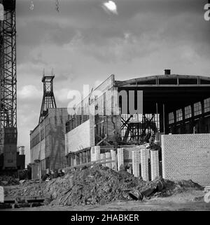 Jastrzêbie Zdrój, 1969-11-01. Budowa Kopalni Wêgla Kamiennego Borynia, oddanej do U¿ytku 4 grudnia 1971 roku. mb PAP/Stanis³aw Jakubowski Jastrzebie Zdroj, 1. November 1969. Der Bau der Steinkohlemine Borynia. Die Inbetriebnahme fand am 4. Dezember 1971 statt. mb PAP/Stanislaw Jakubowski Stockfoto