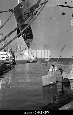 Gdynia, 1969-11. Port gdyñski. NZ. Rufa drobnicowca M/S (Motorschiff) Marceli Nowotko, wybudowanego w Stoczni Gdañskiej w 1956 roku, zez³omowanego w roku 1990. D ie Drobnicowiec M/S Henryk Jendza. mb PAP/Janusz Uklejewski Dok³adny dzieñ wydarzenia nieustalony. Gdynia, 1969. November. Gdynia Hafen. Im Bild: stern des Stückgutfrachters M/S Marceli Nowotko, der 1956 in der Danziger Werft gebaut und 1990 verschrottet wurde. Hinten - M/S Henryk Jendza General Cargo Carrier. mb PAP/Janusz Uklejewski Stockfoto