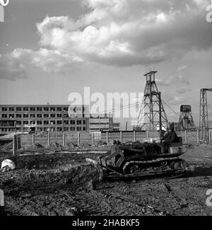 Jastrzêbie Zdrój, 1969-11-01. Budowa Kopalni Wêgla Kamiennego Borynia, oddanej do U¿ytku 4 grudnia 1971 roku. W g³êbi po prawej Element mechanizmu windig kopalnianej. mb PAP/Stanis³aw Jakubowski Jastrzebie Zdroj, 1. November 1969. Der Bau der Steinkohlemine Borynia. Die Inbetriebnahme fand am 4. Dezember 1971 statt. Elemente des Bergwerkshebemechanismus im Hintergrund rechts. mb PAP/Stanislaw Jakubowski Stockfoto