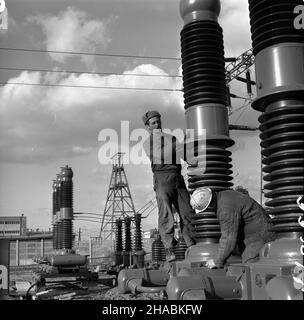 Jastrzêbie Zdrój, 1969-11-01. Budowa Kopalni Wêgla Kamiennego Borynia, oddanej do U¿ytku 4 grudnia 1971 roku. Robotnicy montuj¹ izolatory energyczne. mb PAP/Stanis³aw Jakubowski Jastrzebie Zdroj, 1. November 1969. Der Bau der Steinkohlemine Borynia. Die Inbetriebnahme fand am 4. Dezember 1971 statt. Arbeiter, die Stromisolatoren montieren. mb PAP/Stanislaw Jakubowski Stockfoto