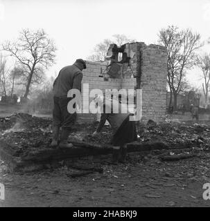 Baranów, 1969-11. W nocy z 12 na 13 listopada 1969 r. wybuch³ po¿ar we wsi Baranów. Sp³onê³o 21 budynków mieszkalnych i 60 budynków gospodarczych. NZ. Pogorzeliska zabudowañ. uu PAP/Pelczawra Dok³adny dzieñ wydarzenia nieustalony. Baranow, November 1969. Am 13. November 1969 brach in den frühen Morgenstunden ein Feuer im Dorf Baranow aus. Das Feuer verschlang 21 Häuser und 60 Scheunen und dergleichen. Bild: Nach dem Brand zurückbleibter Schutt. uu PAP/Pelczawra Stockfoto