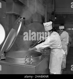 Katowice, 1969-11. Wytwórnia gotowych produktów miêsnych w Katowickich Zak³adach Garma¿eryjnych. NZ. Pracownicy obs³uguj¹cy kot³o-kuchnie. uu PAP/Kazimierz Seko Dok³adny dzieñ wydarzenia nieustalony. Katowice, November 1969. Das Delikatessenwerk Katowice. Im Bild: Arbeiter, die Kochkessel warten. uu PAP/Kazimierz Seko Stockfoto