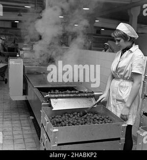 Katowice, 1969-11. Wytwórnia gotowych produktów miêsnych w Katowickich Zak³adach Garma¿eryjnych. NZ. Pracowica obs³uguj¹ca sma¿alniê. uu PAP/Kazimierz Seko Dok³adny dzieñ wydarzenia nieustalony. Katowice, November 1969. Das Delikatessenwerk Katowice. Im Bild: Ein Arbeiter, der die Chipwerkstatt bedient. uu PAP/Kazimierz Seko Stockfoto