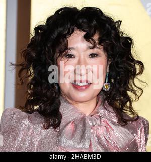 BEVERLY HILLS, LOS ANGELES, KALIFORNIEN, USA - DEZEMBER 11: Die Schauspielerin Sandra Oh trägt ein Outfit von der Ehefrau des Vampirs, Chloe Gosselin Schuhe und Schmuck von Fallon und Temple St. Clair kommt bei der jährlichen unvergesslichen Gala Asian American Awards 19th an, die am 11. Dezember 2021 im Beverly Hilton Hotel in Beverly Hills, Los Angeles, Kalifornien, USA, abgehalten wurde. (Foto von Xavier Collin/Image Press Agency/Sipa USA) Stockfoto