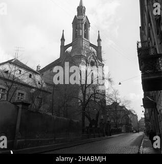 Kalisz, 1969-11. Neogotycka wie¿a kolegiaty œw. Miko³aja (obecnej katedry), wzniesiona w 1875 roku, zaprojektowana przez Francois Tournella, widok od strony ulicy Parczewskiego. mb PAP/Witold Rozmys³owicz Dok³adny dzieñ wydarzenia nieustalony. Kalisz, November 1969. Der neugotische Turm der Stiftskirche St. Nicolas (heute Kathedrale) wurde von Francois Tournell entworfen und 1875 errichtet. Blick von der Parczewskiego Straße. mb PAP/Witold Rozmyslowicz Stockfoto