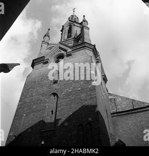 Kalisz, 1969-11. Neogotycka wie¿a kolegiaty œw. Miko³aja (obecnej katedry), wzniesiona w 1875 roku, zaprojektowana przez Francois Tournella, widok od strony ulicy Kanonickiej. mb PAP/Witold Rozmys³owicz Dok³adny dzieñ wydarzenia nieustalony. Kalisz, November 1969. Der neugotische Turm der Stiftskirche St. Nicolas (heute Kathedrale) wurde von Francois Tournell entworfen und 1875 errichtet. Blick von der Kanonicka-Straße. mb PAP/Witold Rozmyslowicz Stockfoto