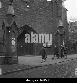 Kalisz, 1969-11. Fasada kolegiaty œw. Miko³aja (obecnej katedry), widok od strony ulicy Kanonickiej. mb PAP/Witold Rozmys³owicz Dok³adny dzieñ wydarzenia nieustalony. Kalisz, November 1969. Die Fassade der Stiftskirche St. Nicolas (heute Kathedrale). Blick von der Kanonicka-Straße. mb PAP/Witold Rozmyslowicz Stockfoto