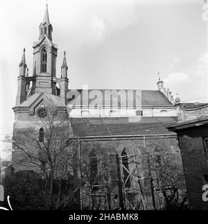 Kalisz, 1969-11. Kolegiata œw. Miko³aja (Obecna katedra), widok od strony ulicy Grodzkiej. mb PAP/Witold Rozmys³owicz Dok³adny dzieñ wydarzenia nieustalony. Kalisz, November 1969. St. Nicolas Stiftskirche (heute Kathedrale). Blick von der Grodzka Straße. mb PAP/Witold Rozmyslowicz Stockfoto