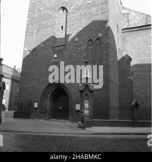 Kalisz, 1969-11. Fasada kolegiaty œw. Miko³aja (obecnej katedry), widok od strony ulicy Kanonickiej. mb PAP/Witold Rozmys³owicz Dok³adny dzieñ wydarzenia nieustalony. Kalisz, November 1969. Die Fassade der Stiftskirche St. Nicolas (heute Kathedrale). Blick von der Kanonicka-Straße. mb PAP/Witold Rozmyslowicz Stockfoto