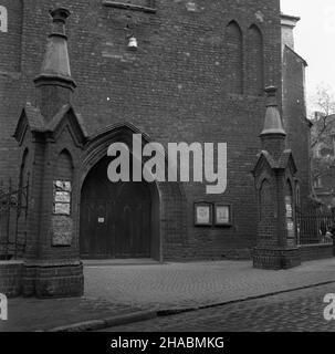 Kalisz, 1969-11. Fasada kolegiaty œw. Miko³aja (obecnej katedry), widok od strony ulicy Kanonickiej. mb PAP/Witold Rozmys³owicz Dok³adny dzieñ wydarzenia nieustalony. Kalisz, November 1969. Die Fassade der Stiftskirche St. Nicolas (heute Kathedrale). Blick von der Kanonicka-Straße. mb PAP/Witold Rozmyslowicz Stockfoto